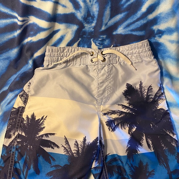 Bundle of H&M and Old Navy Swim shorts- Boys 6-8 - Picture 5 of 6